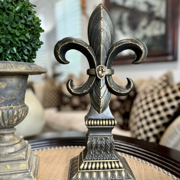 Fleur de Lis Finial Sculpture - Picture 3 of 12